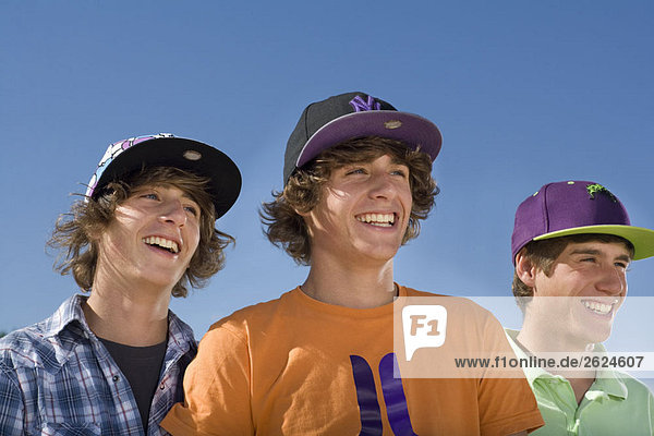 Teenager Jungen tragen Baseballkappe lächelnd