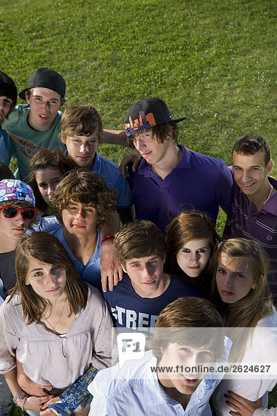 Teenager-Gruppenportrait auf Gras stehend