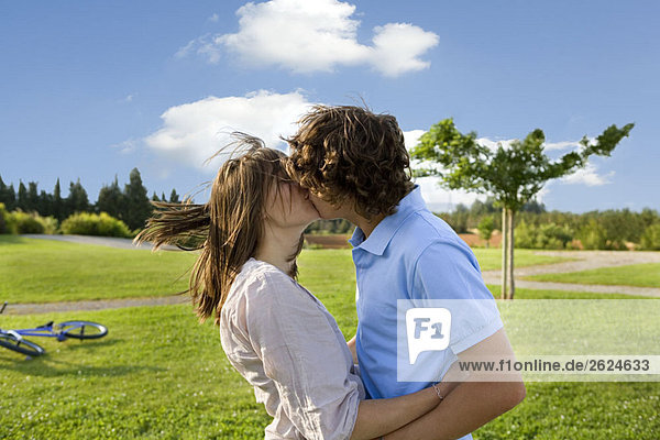 Teenager-Liebhaber küssen sich im Park