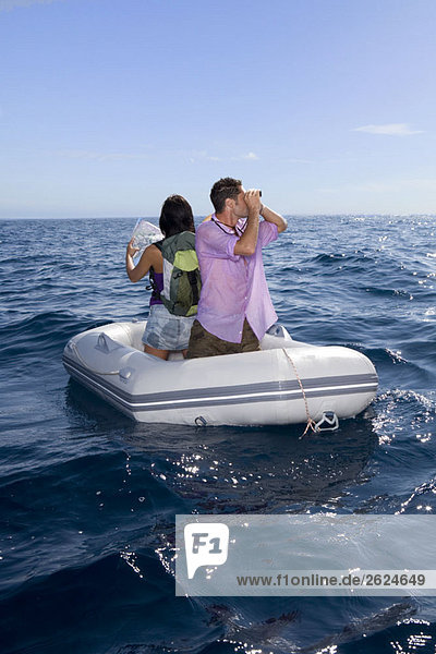Verlorenes Paar auf einem kleinen Boot