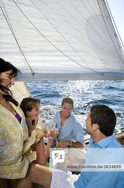 Zwei Paare Champagner auf dem Segelboot