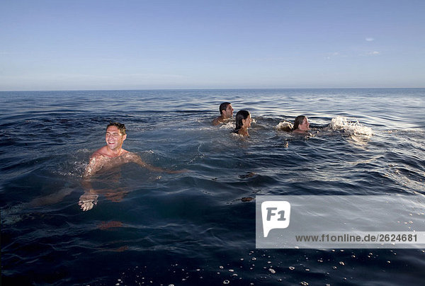 Menschen schwimmen im offenen Meer