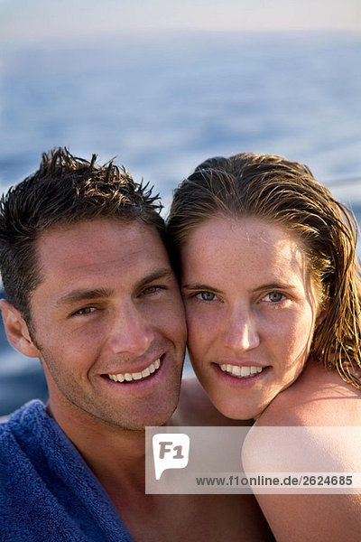 Porträt eines jungen Paares am Strand