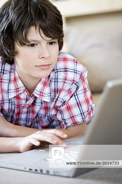 Junge schaut in den Laptop