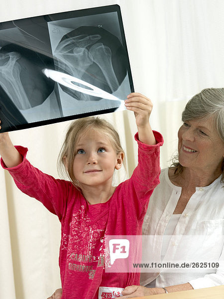 Mädchen und Großmutter mit Röntgenbild
