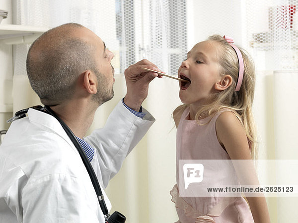 Arzt untersuchendes Mädchen