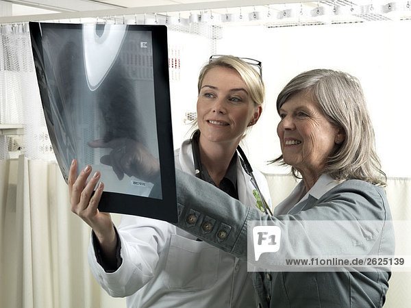 Arzt und Patient mit Röntgenbild