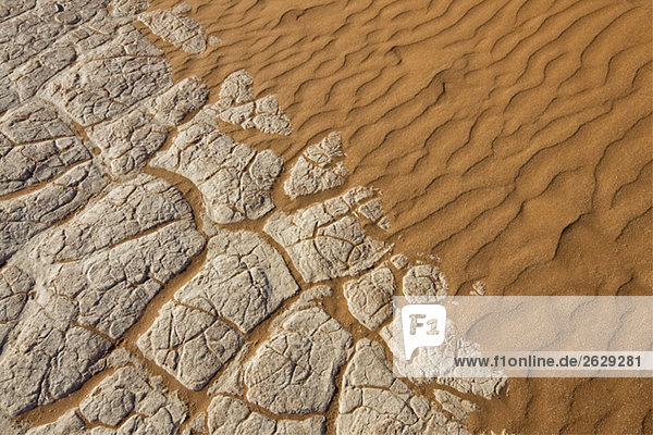 Afrika  Namibia  Namib Wüste  ausgetrockneter Ton und Sanddünen