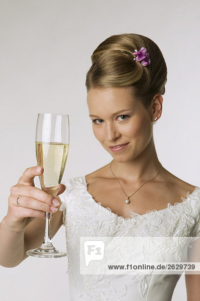Junge Braut mit Champagnerglas  Portrait