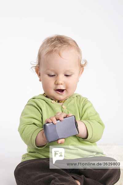 Baby Boy (1-2) spielt mit dem Handy