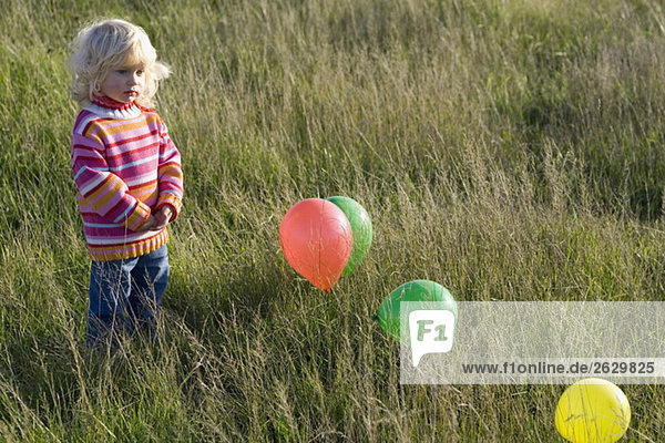Kleines Mädchen (2-3) beim Ballonfahren