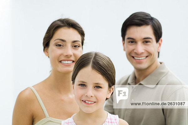 Familie lächelt vor der Kamera  Porträt
