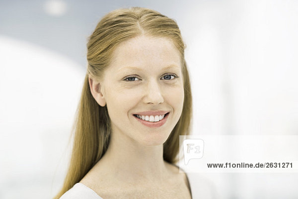 Junge Berufsfrau lächelnd vor der Kamera  Porträt