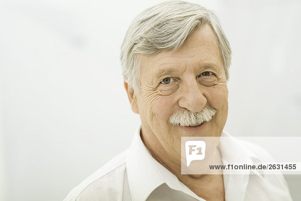 Älterer Mann lächelnd vor der Kamera  Porträt