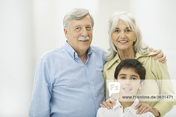 Großeltern und Enkel lächelnd vor der Kamera  Porträt