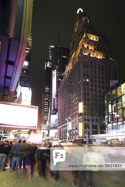 Nachtleben am Broadway nahe dem Times Square in New York City