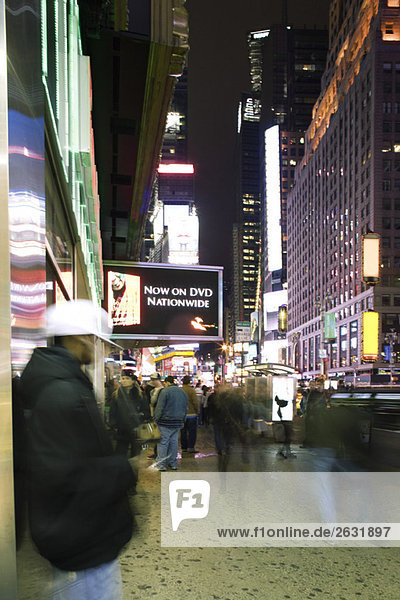 Sidewalk-Szene am Broadway in New York City mit Blick nach Norden am Times Square