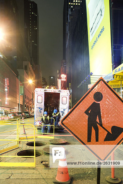 Stadtarbeiter machen Pause von der Arbeit an der W 42nd Street in der Nähe des Times Square  New York City