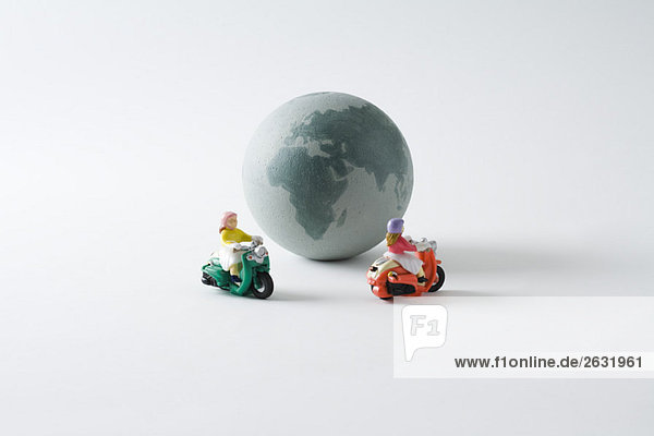 Miniatur-Mopeds  die um den Globus fahren