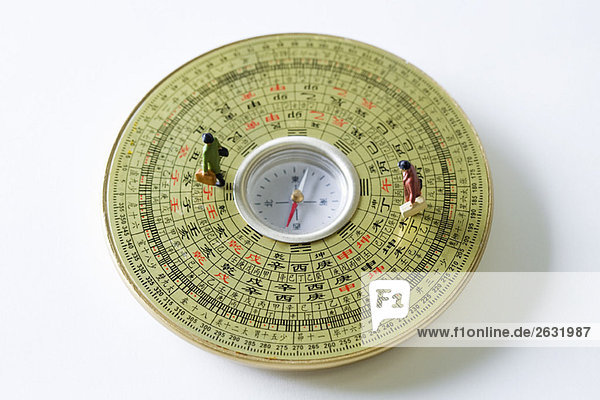 Miniatur-Figuren auf dem Feng Shui-Kompass