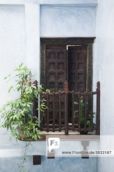 Stone Town  Sansibar  Tansania  verzierte Tür leicht angelehnt  führt auf kleinen Balkon