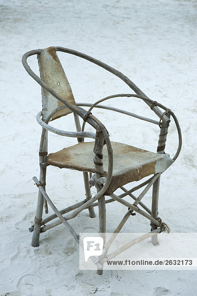 Handgefertigter Stuhl auf Sand  Sansibar  Tansania