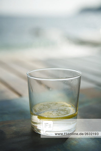 Zitronenscheiben in einem Glas Wasser