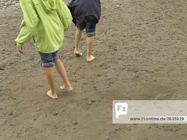 Kinder im Sand