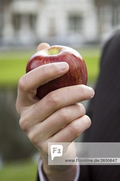 Hand hält einen Apfel