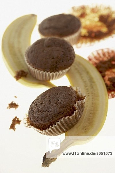 Drei Schoko-Banenen-Muffins mit halbierter Banane