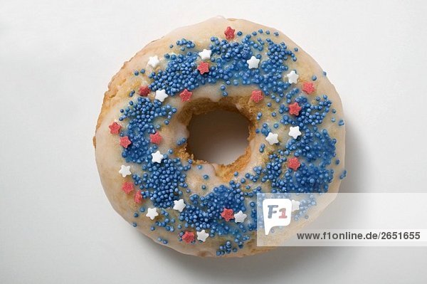 Doughnut mit Zuckerstreuseln und -sternen (rot  blau  weiss)