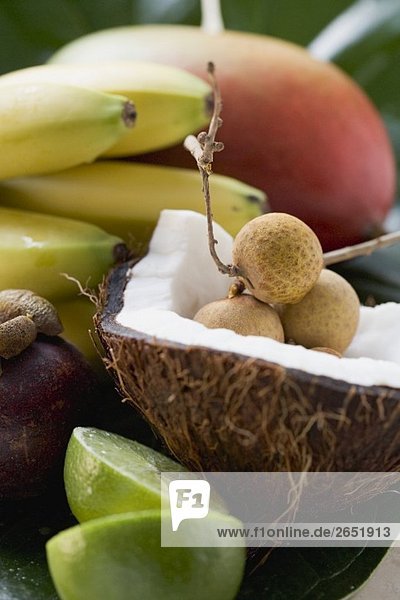 Exotische Früchte  Kokosnuss und Limetten (Ausschnitt)