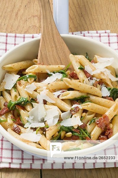 Penne mit getrockneten Tomaten, Pinienkernen und Parmesan