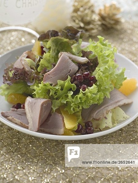 Blattsalat mit Entenbrust und Früchten (weihnachtlich)