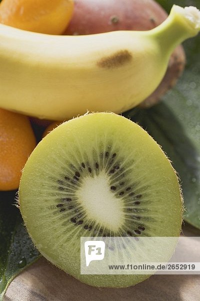 Exotisches Früchtestilleben mit Kiwi