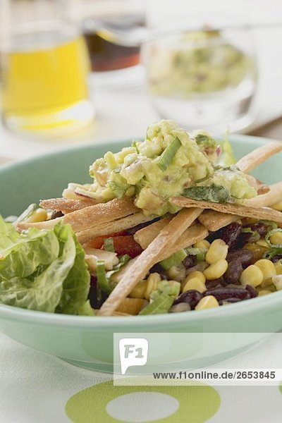 Salat mit Bohnen  Mais  Tortillastreifen und Guacamole
