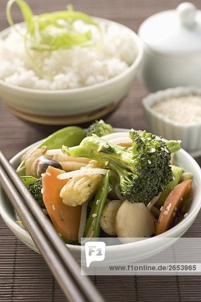 Gemüse mit Sesam und Reis (Asien)