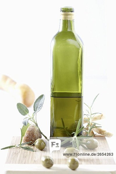 Flasche Olivenöl  Kräuter  Oliven und Weissbrot