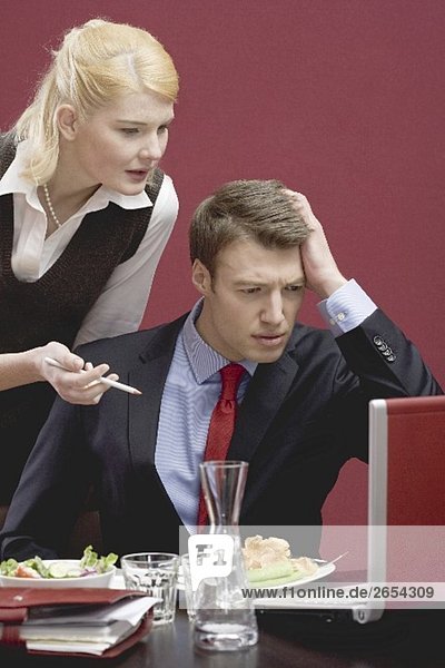 Bürokollegen haben wegen Computerproblem keine Zeit für Lunch