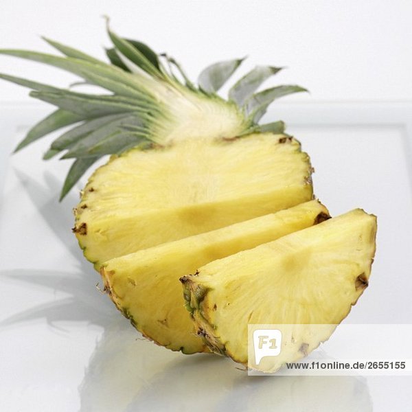 Halbe Ananas  teilweise in Scheiben geschnitten