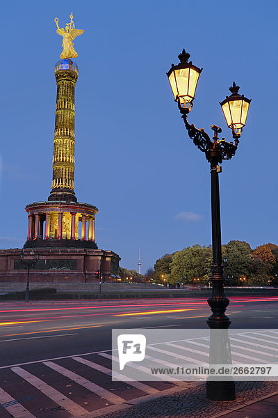 Beleuchteten Lampe Post an Denkmal  Berliner Siegessäule  Berlin  Deutschland