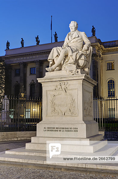 Wilhelm von Humboldt Skulptur an Universitätsgebäude  Humboldt-Universität zu Berlin  Deutschland