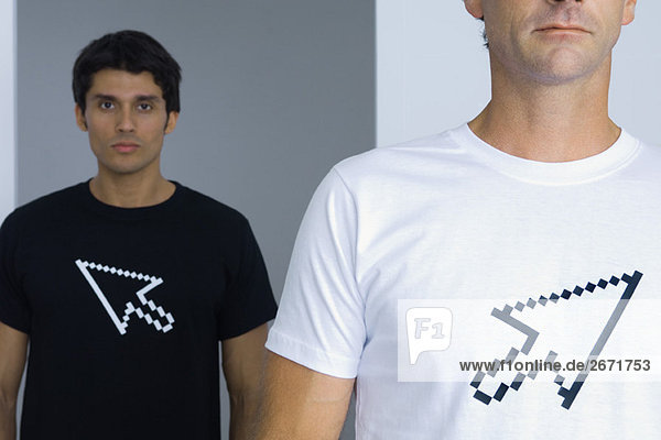 Männer in T-Shirts mit Computer-Cursor bedruckt  beschnitten