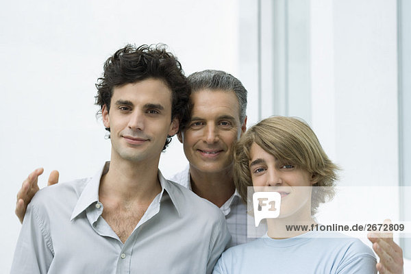 Reifer Vater und zwei Söhne  Porträt