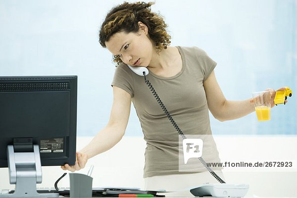 Frau Multitasking im Büro