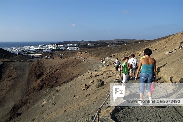 Touristen auf Vulkanlandschaft  El Golfo  Lanzarote  Kanaren  Spanien
