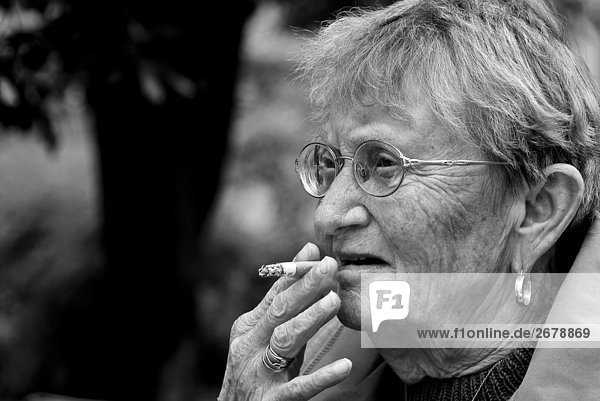 alte Frau Rauchen  schwarz und weiß