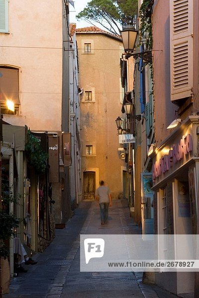 Man walking up narrow street  St Tropez. Côte d´Azur  French Riviera  France