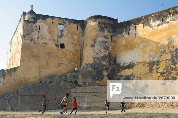 Jungs spielen Fußball an Fort Jesus  Mombasa  Kenia