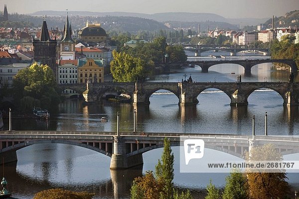 Manesuv Charles und Legil Brücken über Moldau aus Letna Hill Overlook. Prag. Tschechische Republik.